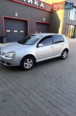 Хетчбек Volkswagen Golf 2004 в Чернівцях