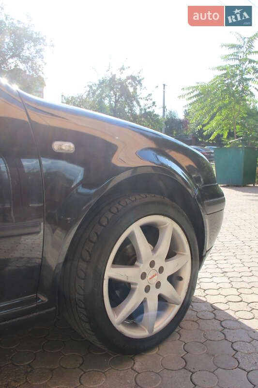 Хетчбек Volkswagen Golf 2003 в Дніпрі