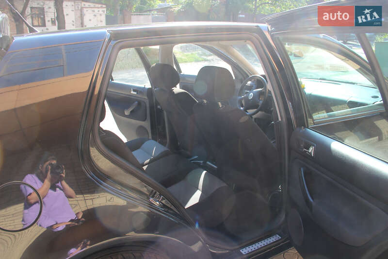 Хетчбек Volkswagen Golf 2003 в Дніпрі