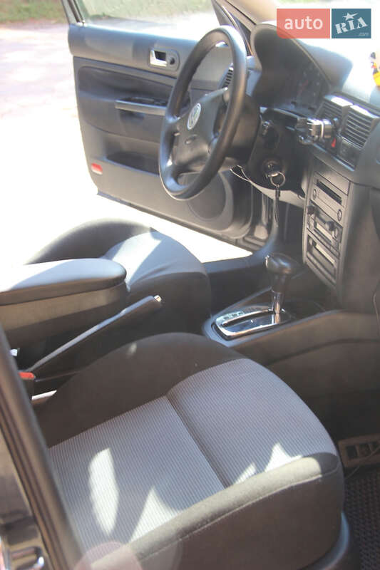 Хетчбек Volkswagen Golf 2003 в Дніпрі