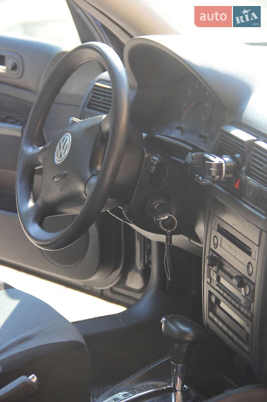 Хетчбек Volkswagen Golf 2003 в Дніпрі