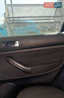 Хэтчбек Volkswagen Golf 2001 в Золочеве
