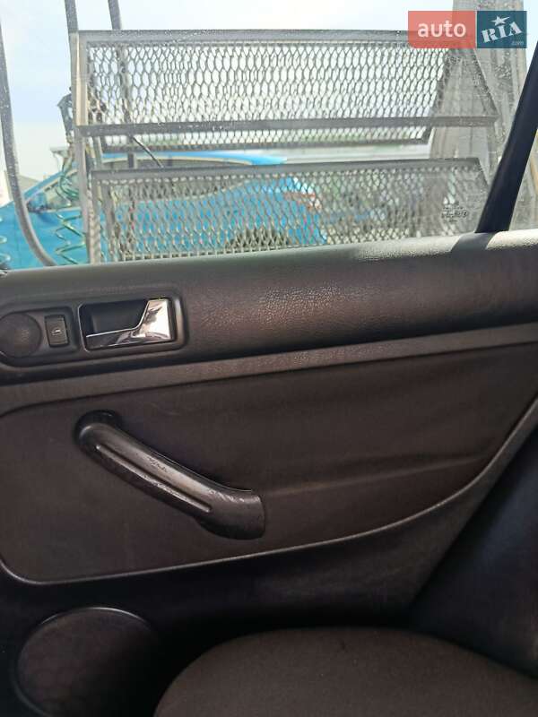 Хэтчбек Volkswagen Golf 2001 в Золочеве