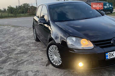 Хэтчбек Volkswagen Golf 2003 в Сарнах