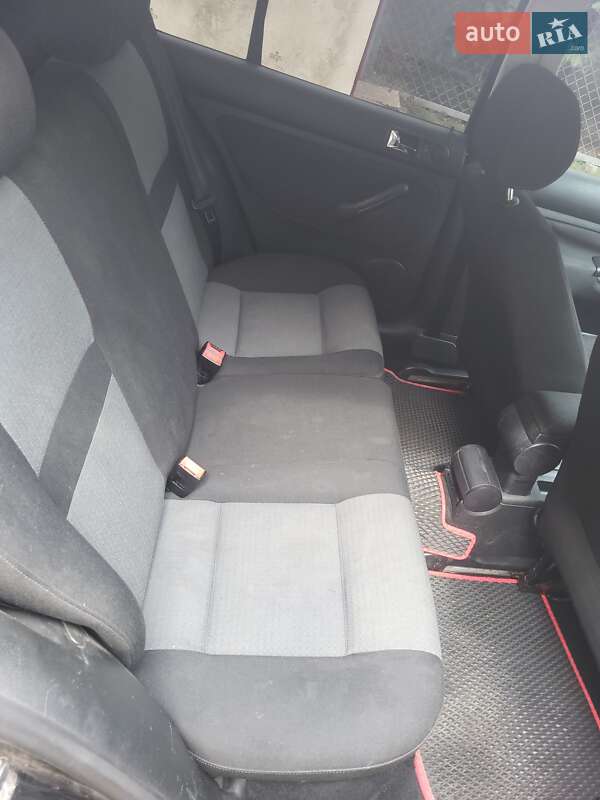 Хетчбек Volkswagen Golf 2003 в Новопетрівці