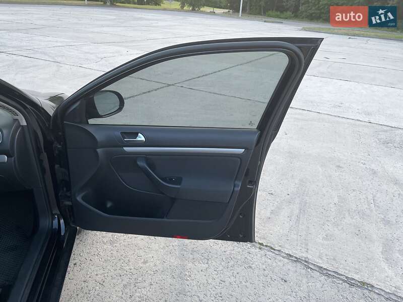 Універсал Volkswagen Golf 2011 в Каневі