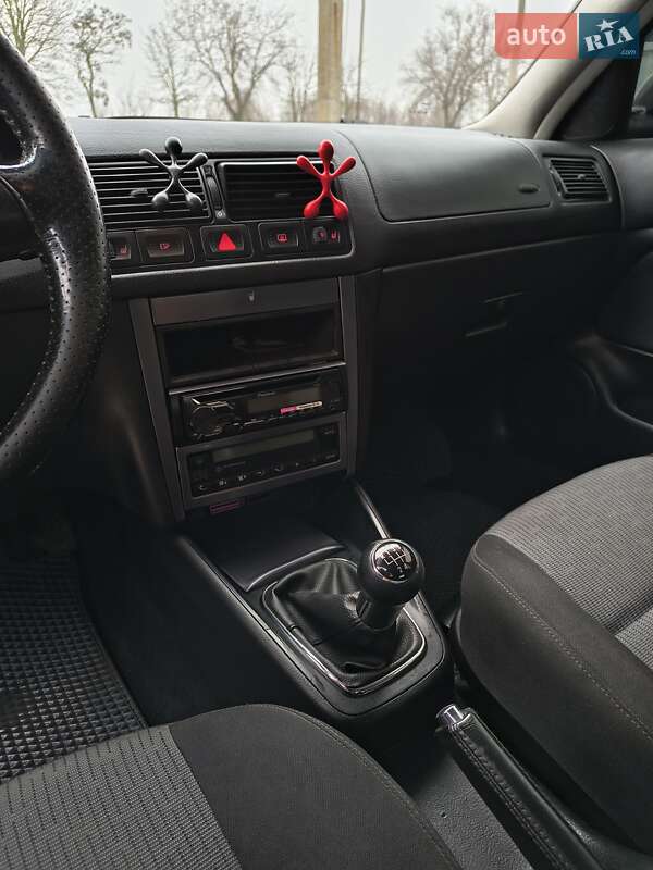 Хэтчбек Volkswagen Golf 2003 в Южном