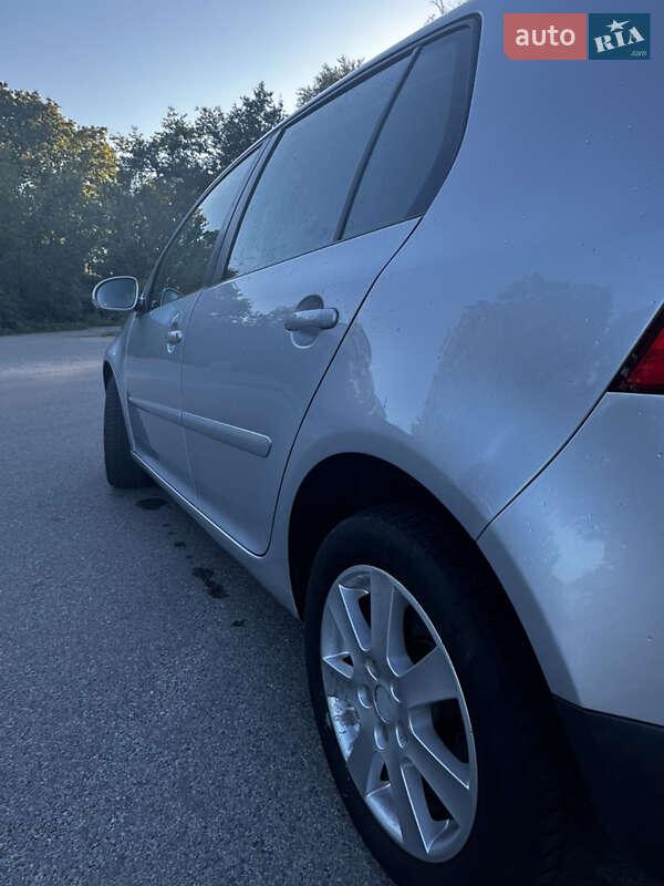 Хетчбек Volkswagen Golf 2006 в Дніпрі