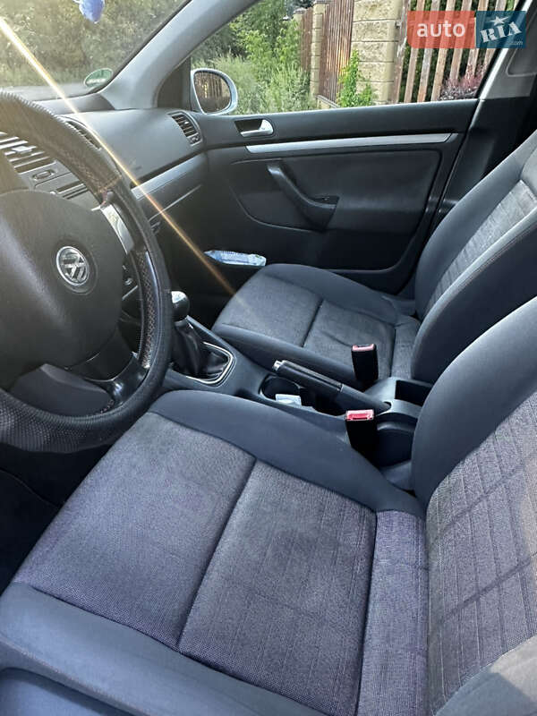 Хетчбек Volkswagen Golf 2006 в Дніпрі