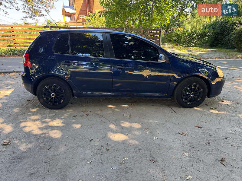Хетчбек Volkswagen Golf 2005 в Києві