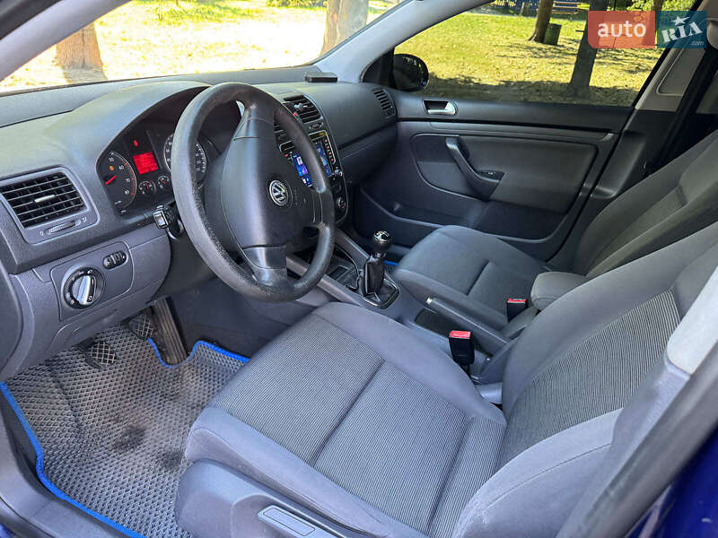 Хетчбек Volkswagen Golf 2005 в Києві