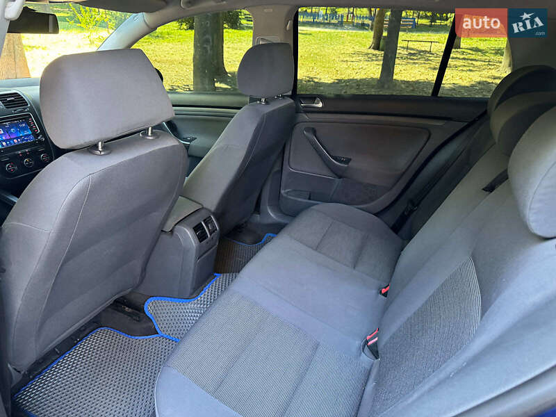 Хетчбек Volkswagen Golf 2005 в Києві