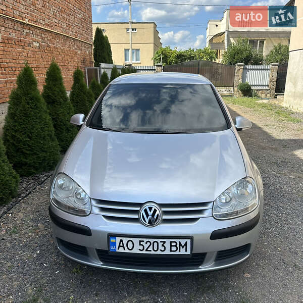 Хетчбек Volkswagen Golf 2005 в Ужгороді