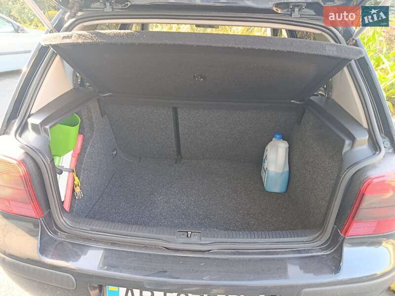 Хэтчбек Volkswagen Golf 2001 в Золочеве