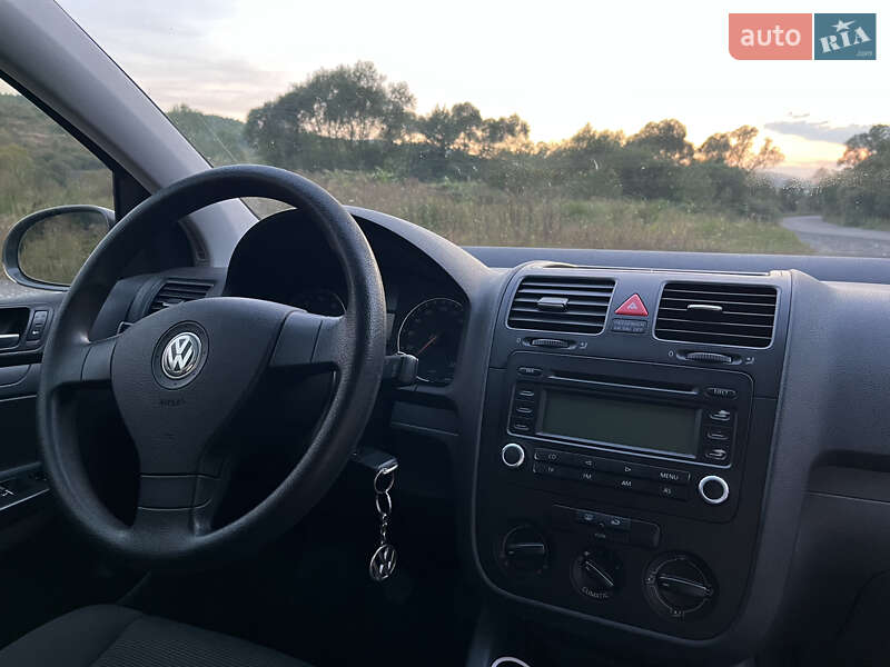 Хетчбек Volkswagen Golf 2005 в Сваляві фото 6 Хетчбек Volkswagen Golf 2005 в Сваляві