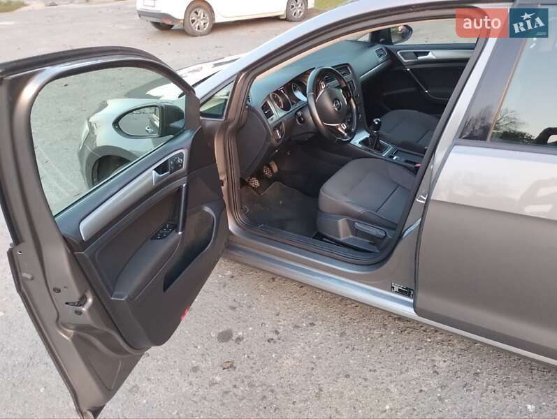 Хэтчбек Volkswagen Golf 2016 в Дубно