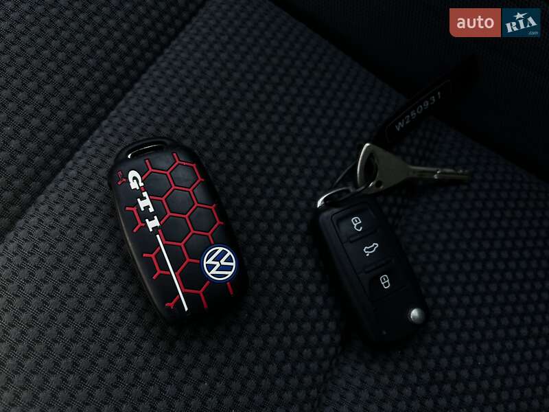 Хэтчбек Volkswagen Golf 2012 в Киеве