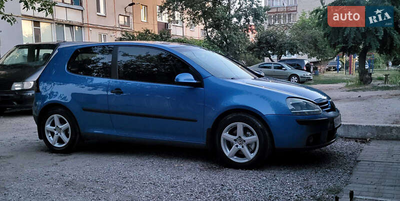Хэтчбек Volkswagen Golf 2003 в Краснограде