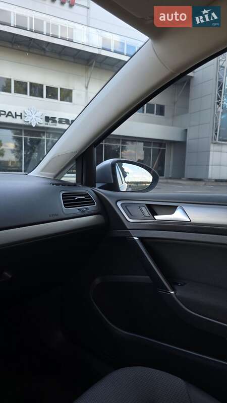 Хетчбек Volkswagen Golf 2015 в Києві