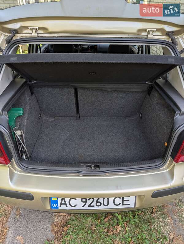 Хетчбек Volkswagen Golf 2001 в Луцьку