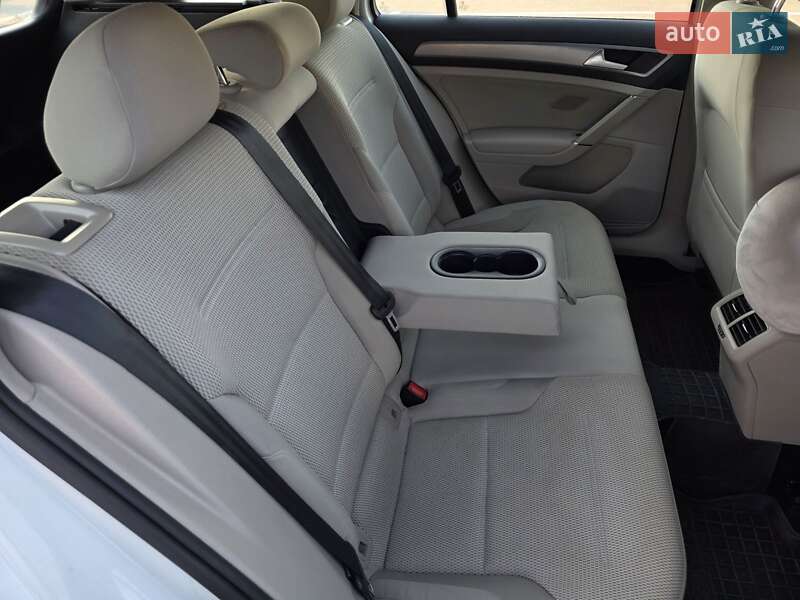 Універсал Volkswagen Golf 2015 в Тернополі