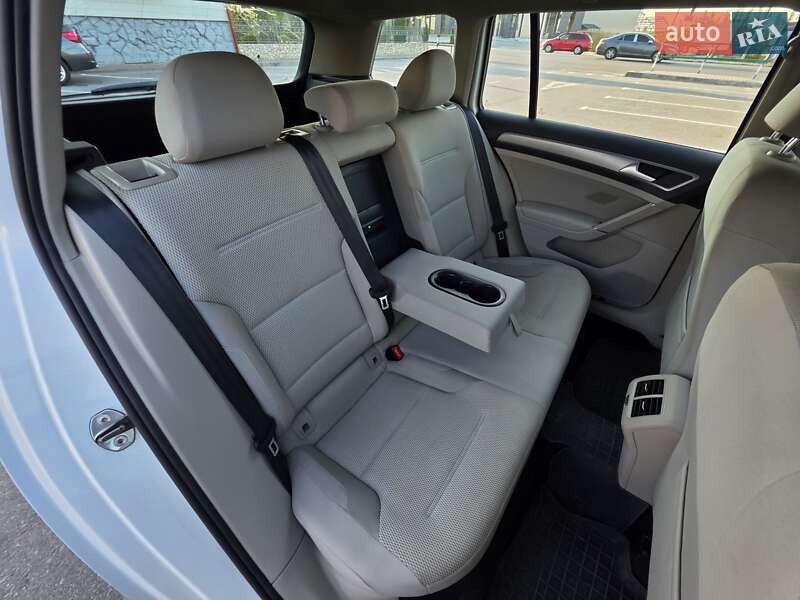 Універсал Volkswagen Golf 2015 в Тернополі