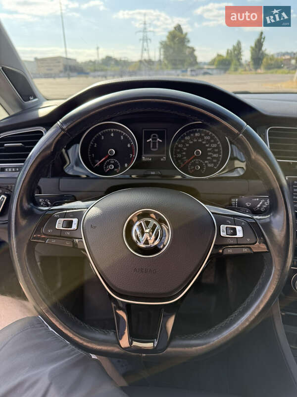 Хетчбек Volkswagen Golf 2014 в Києві
