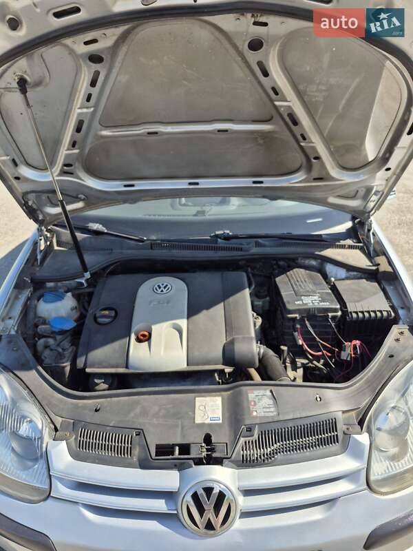 Хэтчбек Volkswagen Golf 2004 в Березному