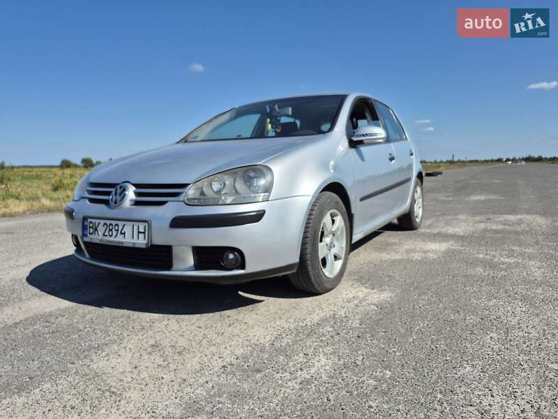 Хэтчбек Volkswagen Golf 2004 в Березному