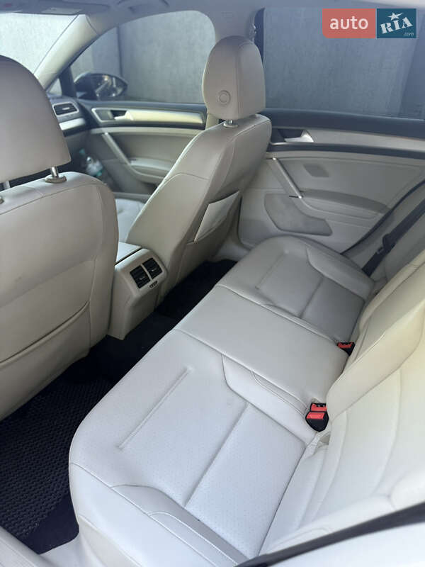 Хетчбек Volkswagen Golf 2015 в Дніпрі