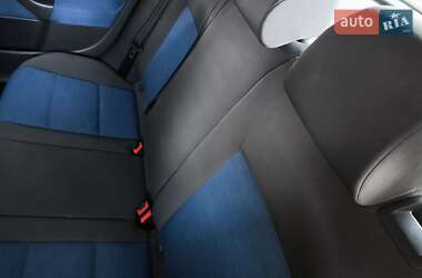 Хэтчбек Volkswagen Golf 2005 в 