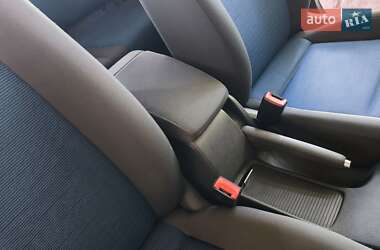 Хэтчбек Volkswagen Golf 2005 в 