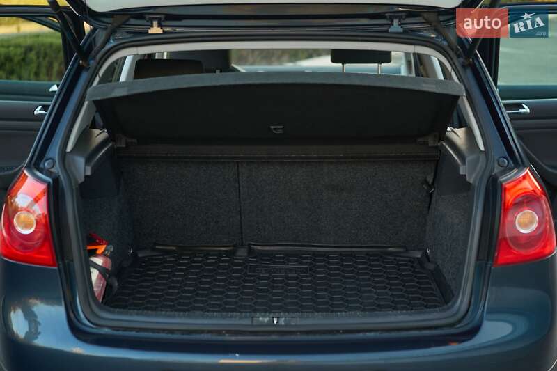 Хэтчбек Volkswagen Golf 2004 в Кременчуге