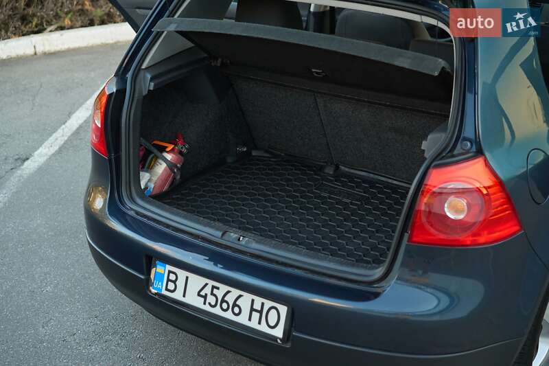 Хэтчбек Volkswagen Golf 2004 в Кременчуге