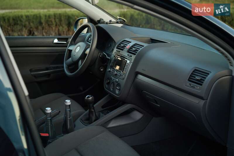 Хэтчбек Volkswagen Golf 2004 в Кременчуге