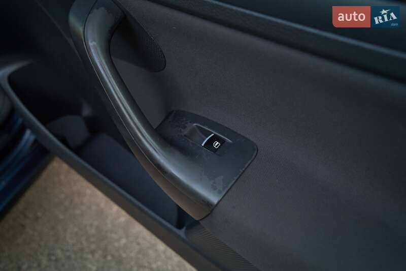 Хэтчбек Volkswagen Golf 2004 в Кременчуге