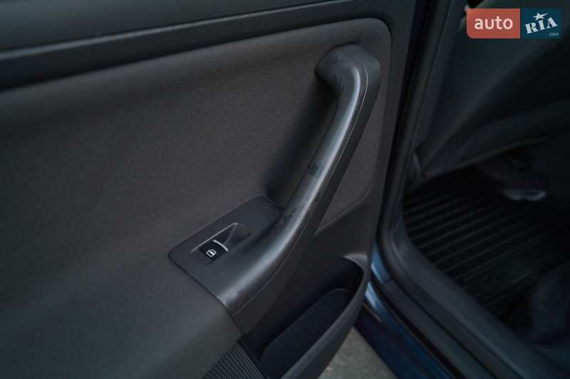 Хэтчбек Volkswagen Golf 2004 в Кременчуге