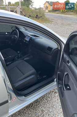 Хетчбек Volkswagen Golf 2005 в 