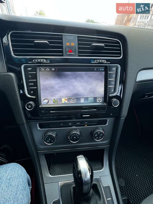 Универсал Volkswagen Golf 2015 в Вышгороде