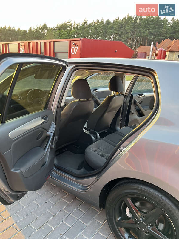 Хэтчбек Volkswagen Golf 2010 в Львове