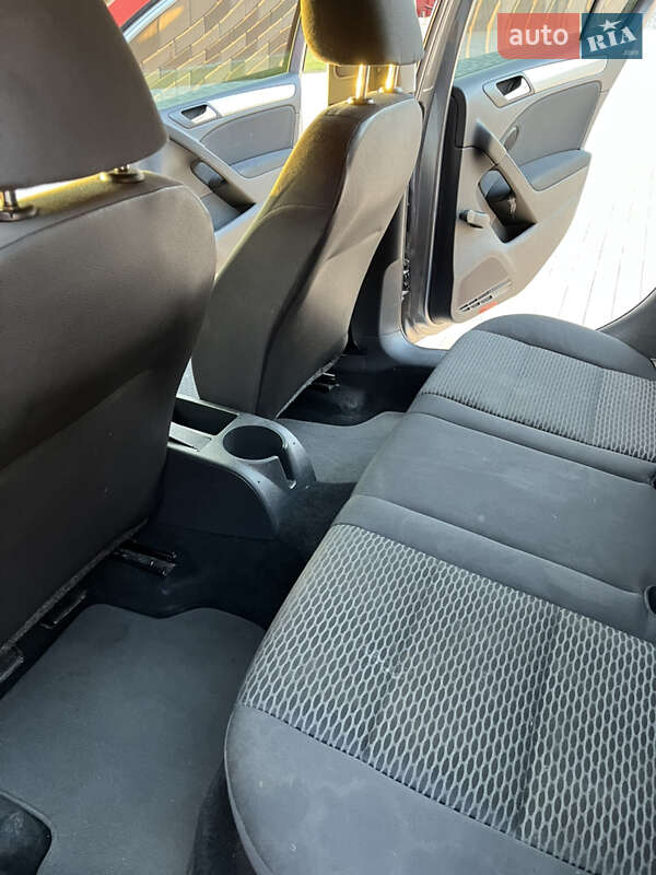 Хэтчбек Volkswagen Golf 2010 в Львове