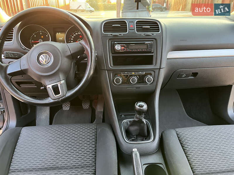 Хэтчбек Volkswagen Golf 2010 в Львове