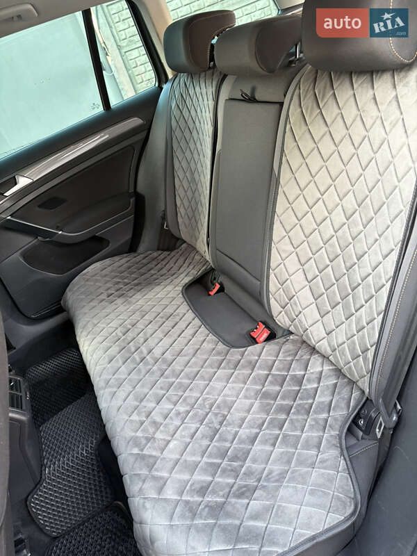 Универсал Volkswagen Golf 2016 в Ужгороде