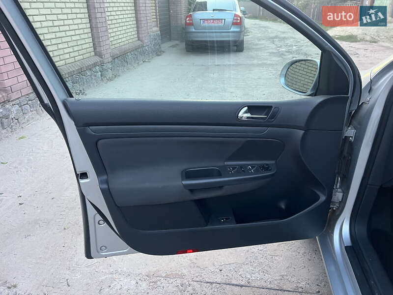 Хетчбек Volkswagen Golf 2004 в Охтирці