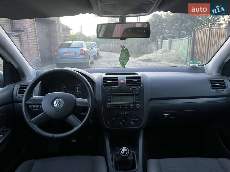 Хетчбек Volkswagen Golf 2004 в Охтирці