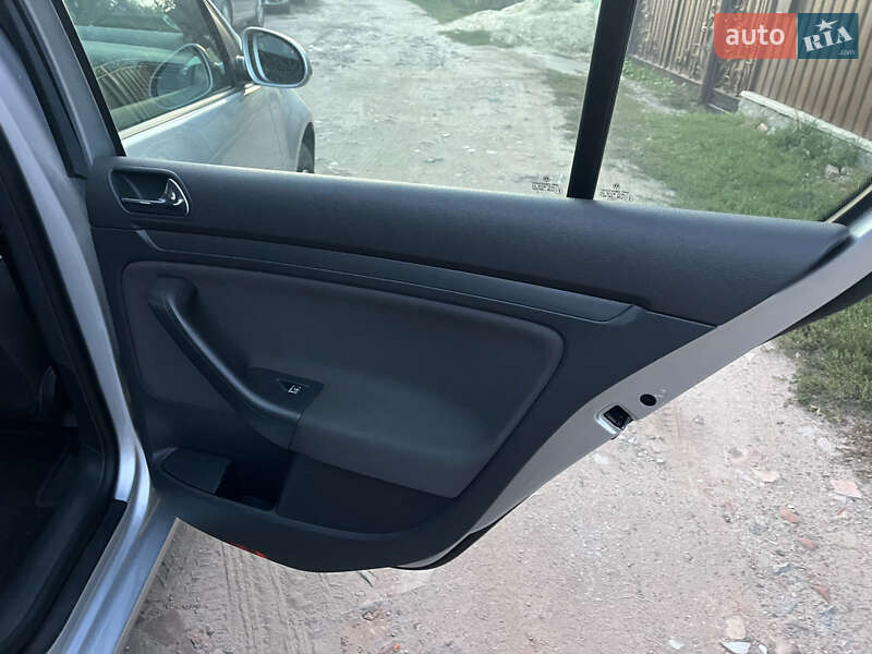 Хетчбек Volkswagen Golf 2004 в Охтирці