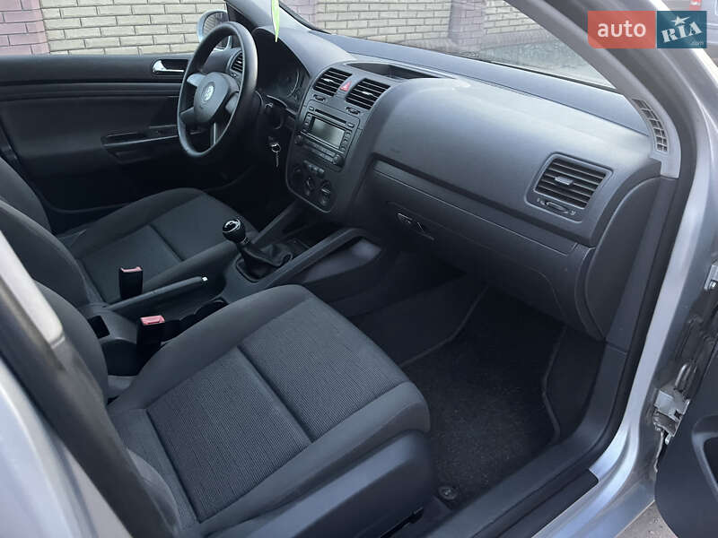 Хетчбек Volkswagen Golf 2004 в Охтирці