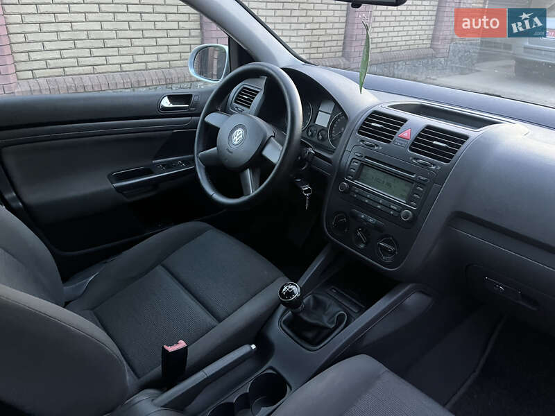 Хетчбек Volkswagen Golf 2004 в Охтирці