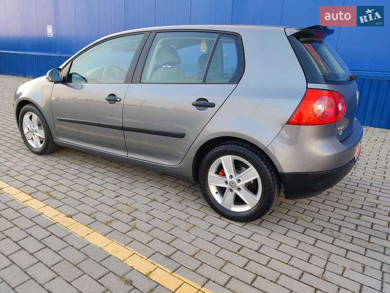 Хэтчбек Volkswagen Golf 2004 в Нововолынске