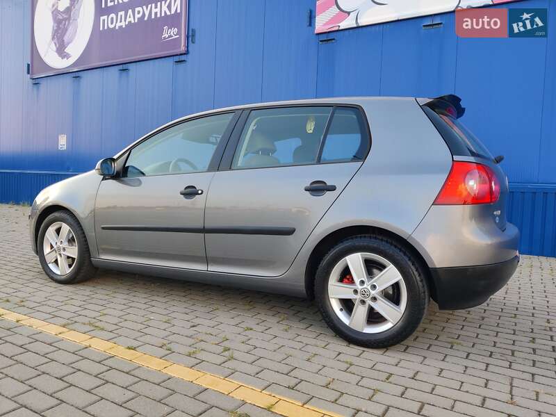 Хэтчбек Volkswagen Golf 2004 в Нововолынске
